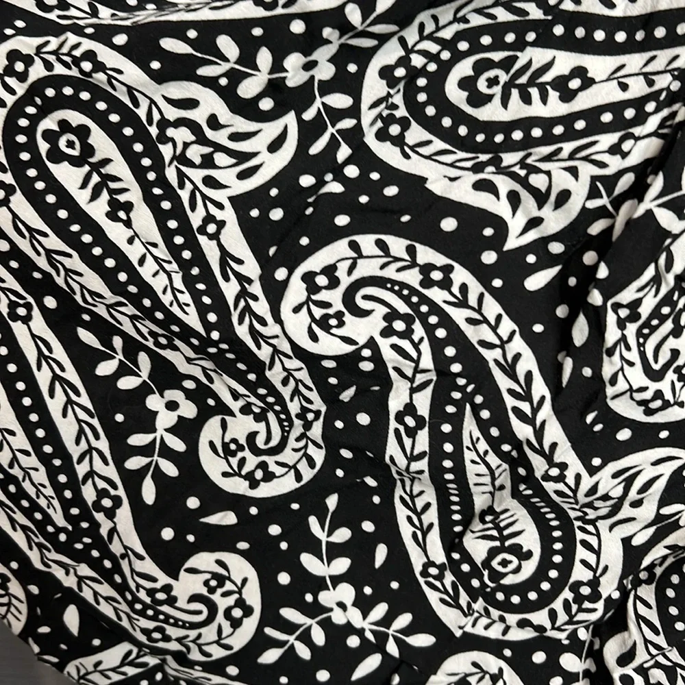 AMERICAN EAGLE MEDIUM B&W PAISLEY MINI SKIRT - Picture 2 of 5